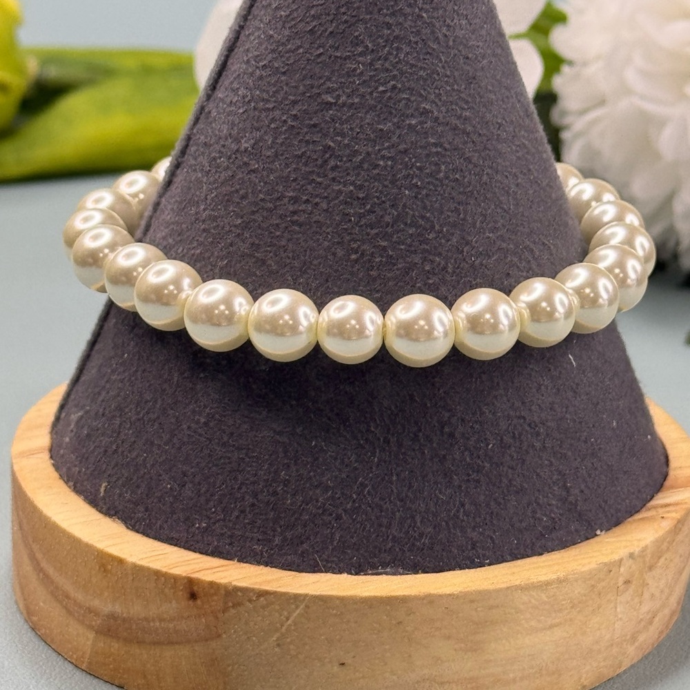 White Pearl Bracelet with Classic Elegance NWOT